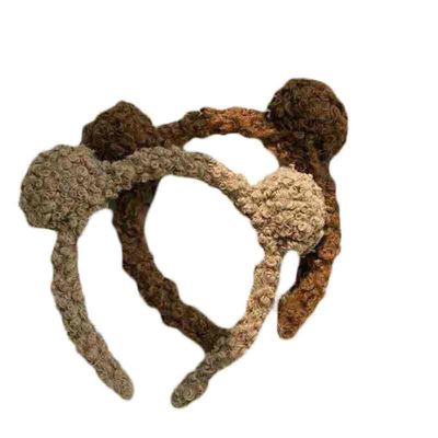 Fronte antiscorrimento femminile della forcella della peluche dell'orecchio dell'orso che lava la fascia della peluche