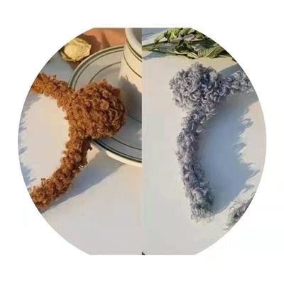 Fronte antiscorrimento femminile della forcella della peluche dell'orecchio dell'orso che lava la fascia della peluche