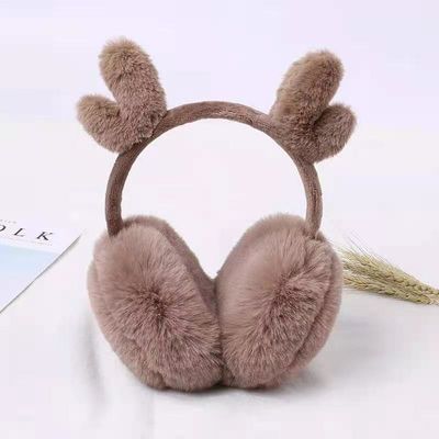 La cuffia adorabile della peluche dell'inverno tiene caldo protegge le orecchie dal congelamento