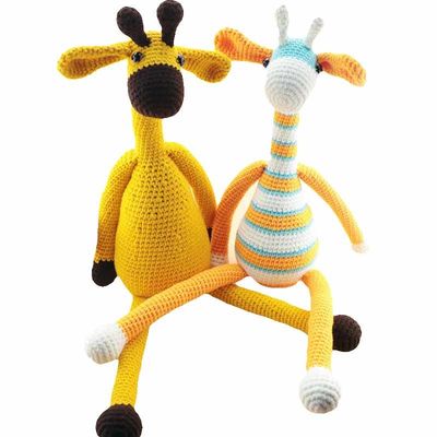 Fatto a mano lavori all'uncinetto la bambola che tricotta il bambino che la giraffa ha personalizzato all'ingrosso