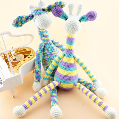 Fatto a mano lavori all'uncinetto la bambola che tricotta il bambino che la giraffa ha personalizzato all'ingrosso
