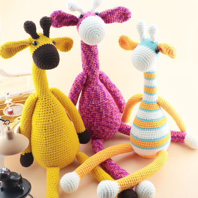 Fatto a mano lavori all'uncinetto la bambola che tricotta il bambino che la giraffa ha personalizzato all'ingrosso