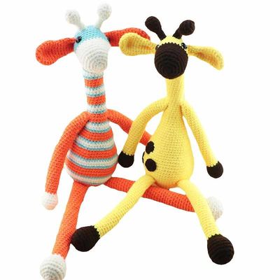 Fatto a mano lavori all'uncinetto la bambola che tricotta il bambino che la giraffa ha personalizzato all'ingrosso