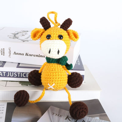 Fatto a mano farcito poliestere realistico lavora all'uncinetto la bambola