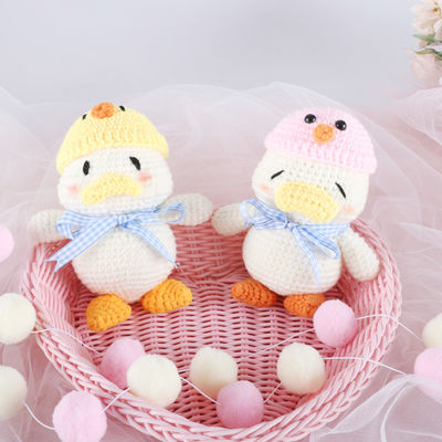 Fatto a mano farcito poliestere realistico lavora all'uncinetto la bambola