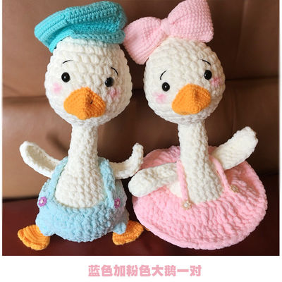 Fatto a mano farcito poliestere realistico lavora all'uncinetto la bambola